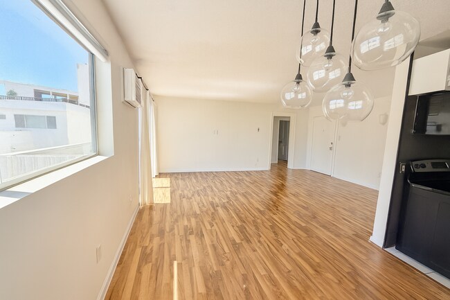 dining area - 960 Larrabee St