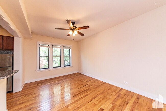 Foto del edificio - 3521 N Racine Ave