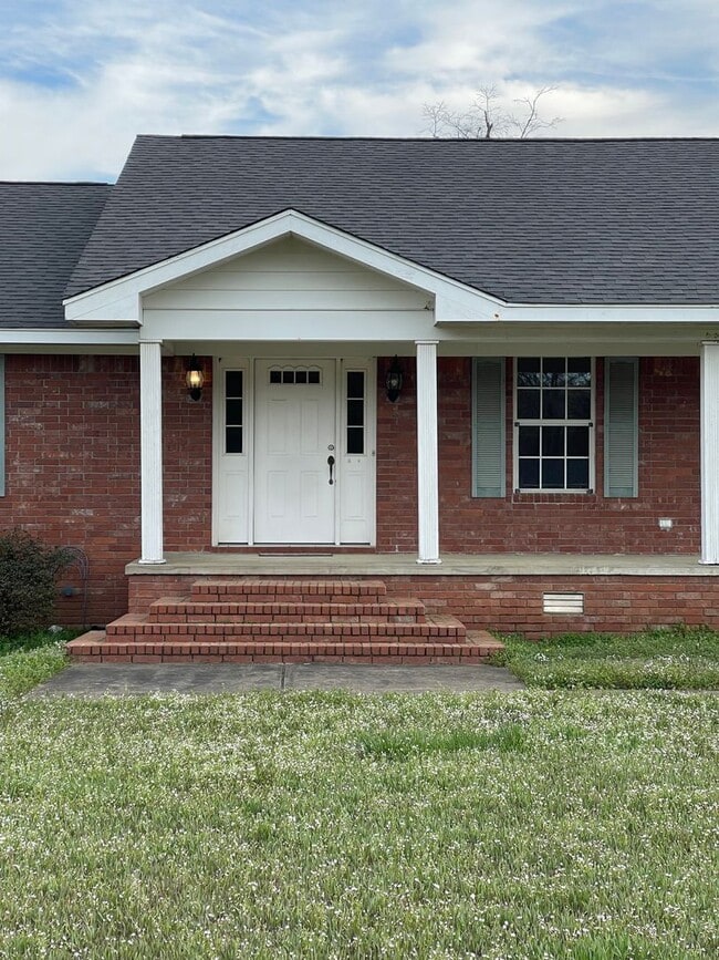 Building Photo - Spacious country home for lease