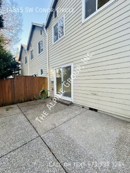 Building Photo - Updated end-unit townhome close to Nike!