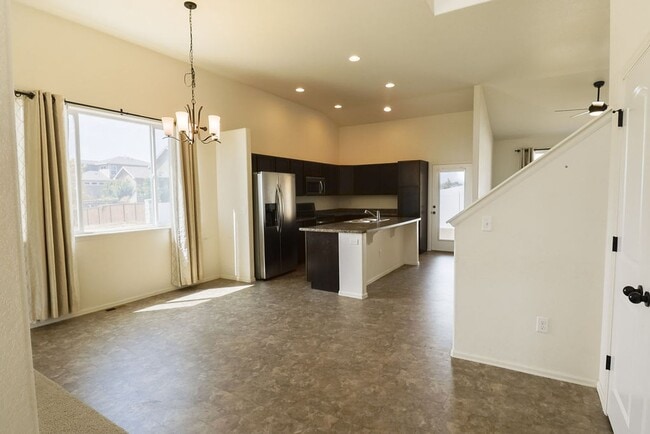 Foto del edificio - 3 bedroom. 2.5 bath two story home in seve...