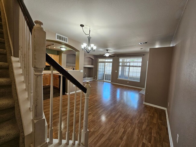 Building Photo - Beautiful Townhome - Great Location - Gara...