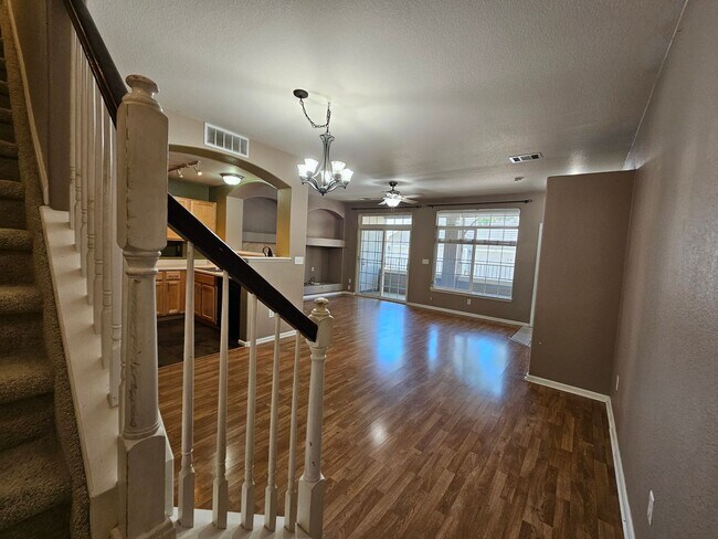 Foto del edificio - Beautiful Townhome - Great Location - Gara...