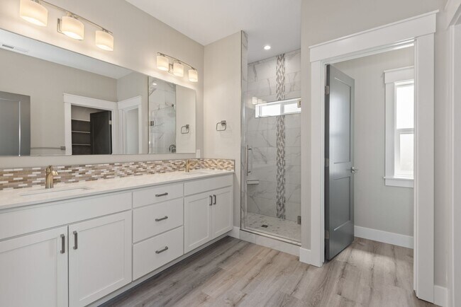 Building Photo - Beautiful Newly built 3 bedroom / 2 bath i...