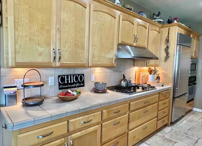 Foto del edificio - 4 Bedroom Home for Rent in Chico CA | 3 Bathrooms, Fireplace, Yard & Garage