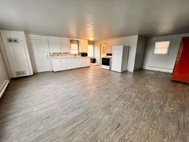 Building Photo - 1901 1/2 Federal Way - Studio Apartment