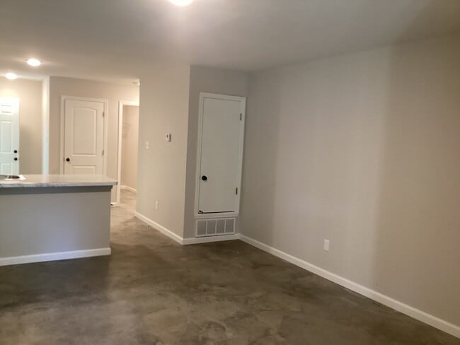 Building Photo - 4367 Suncrest Dr