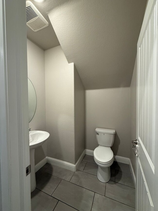 Building Photo - Charming 3-Bedroom Home in Family-Friendly 93727 Neighborhood