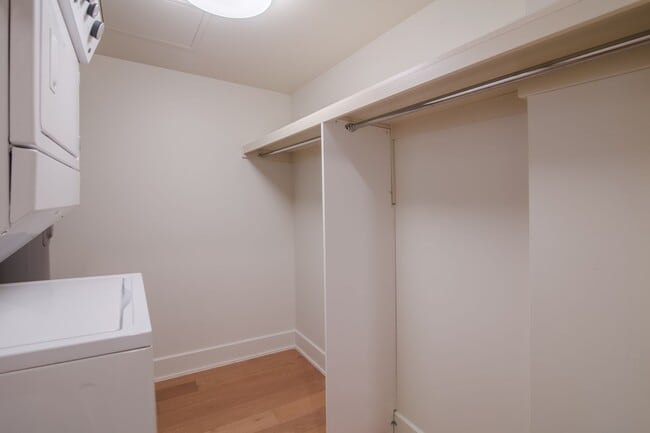 Building Photo - 37 Roosevelt Ave