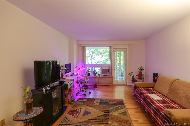 Foto del edificio - 91 Strawberry Hill Ave