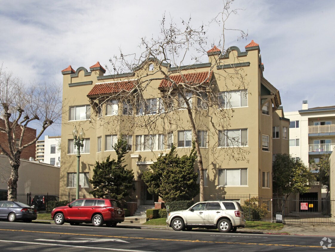 Primary Photo - 390 Grand Ave