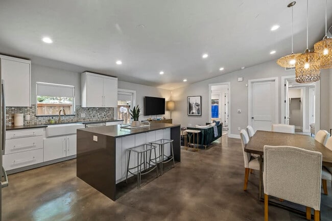 Foto del edificio - 2414a Kinney Rd