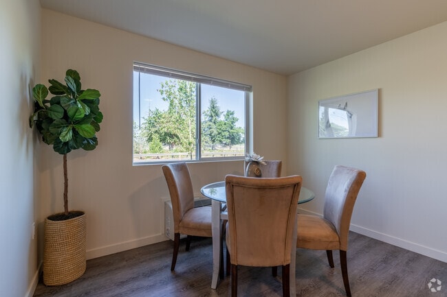 2BR, 2BA - 968SF - Dining Room - Cherry Springs