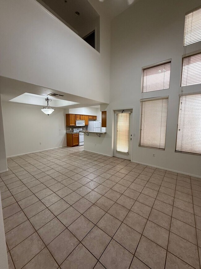 Building Photo - 3 Bedroom Townhouse with Garage, Gated Com...