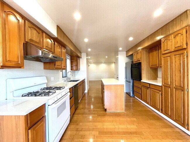 Foto del edificio - Newly Renovated 4BR / 2.5BA Home with Partial Bay Views.