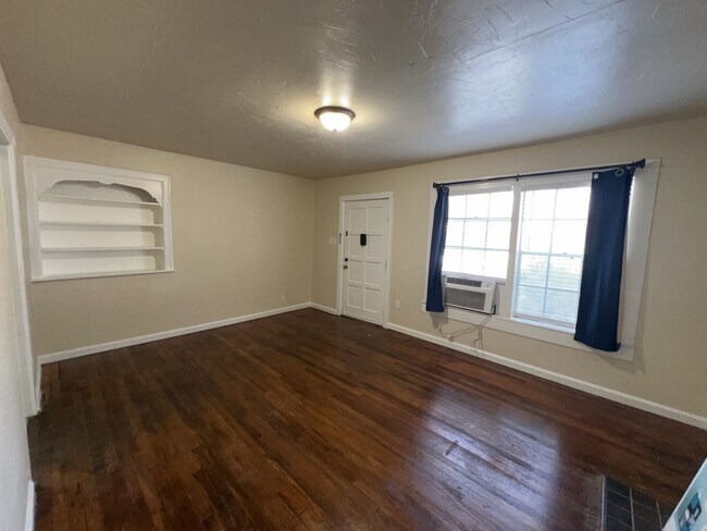 Building Photo - 1552 Lombardy St