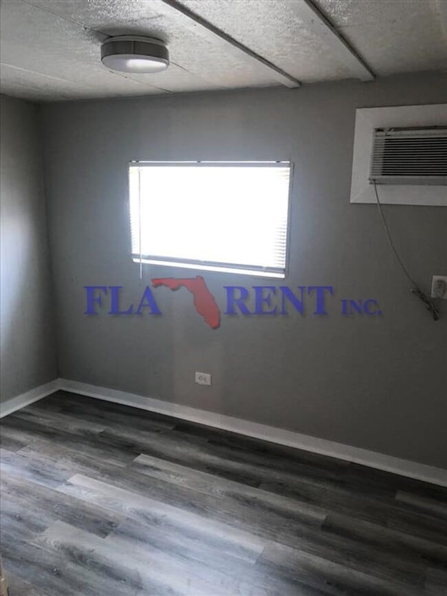 Building Photo - **Large 3/2 Manufactured home in Orlando**