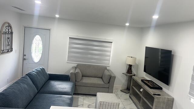 Foto del edificio - 16355 Downers Dr E