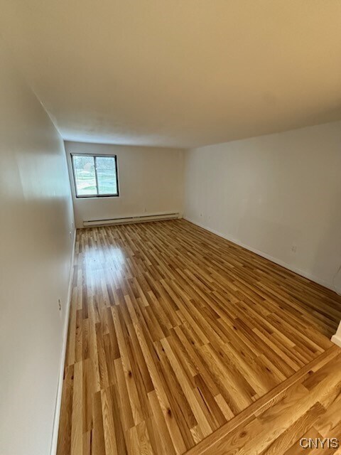 Foto del edificio - 325 Village Blvd N