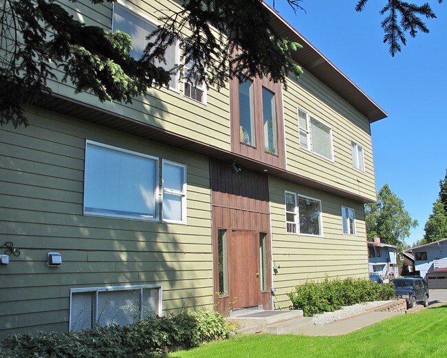 Building Photo - 1110 W 20th Ave