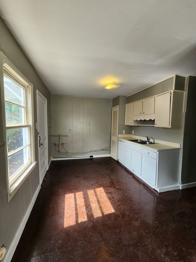 Building Photo - 1742 Vivian Street, Shreveport, LA  71108