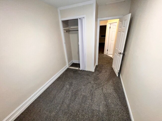 Foto del edificio - Renovated Three Bedroom Row Home with Spac...