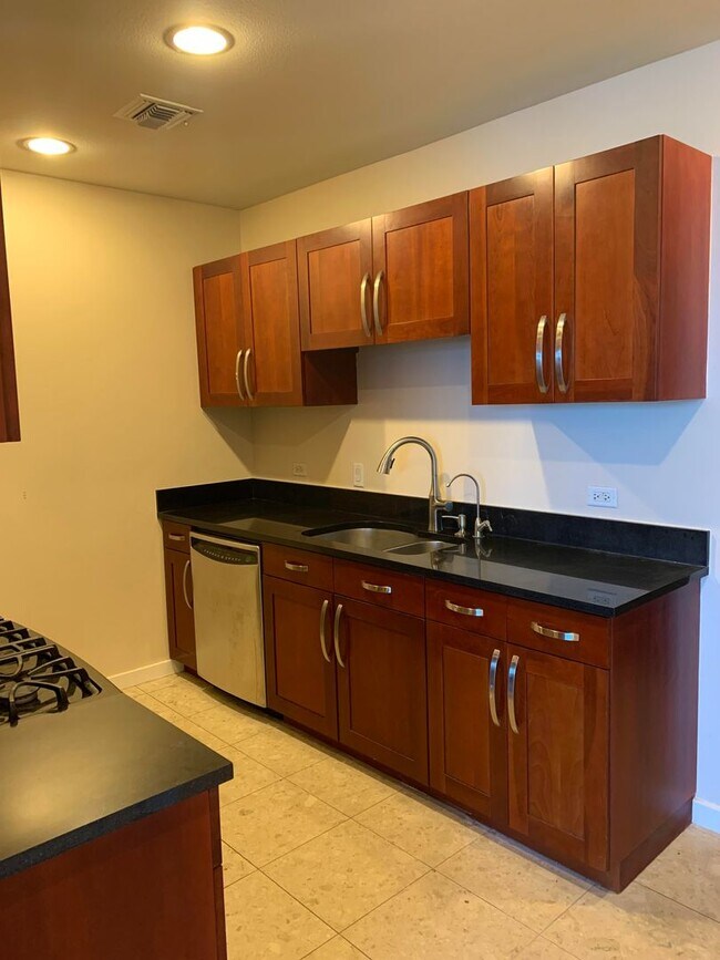 Building Photo - Studio furnished in high rise