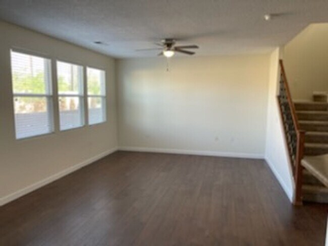 Foto del edificio - 3 bedroom 2.5 bathroom Townhome