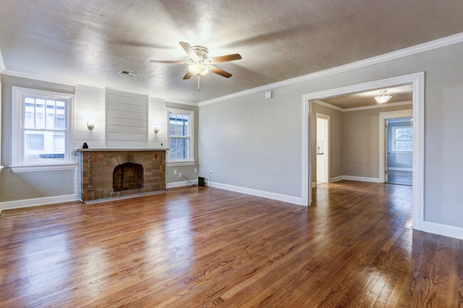 Building Photo - Charming 3-bedroom, 1-bathroom house - Available now!