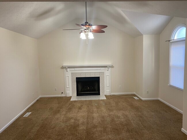Foto del edificio - 121 Whispering Pines Ct