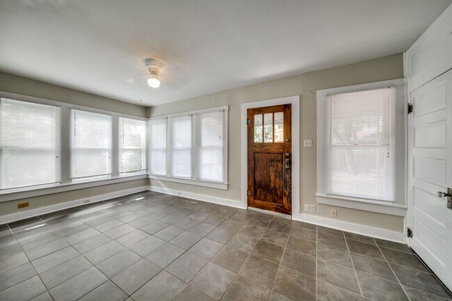 Building Photo - CHARMING 2-BEDROOM ALAMO HEIGHTS COTTAGE