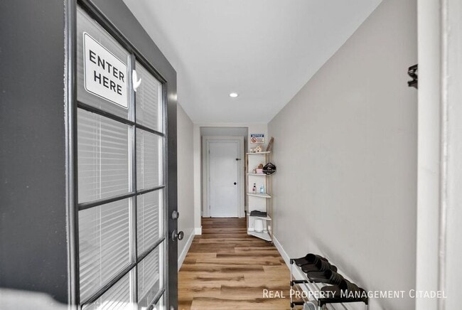 Building Photo - 1850 Edgecliff Dr