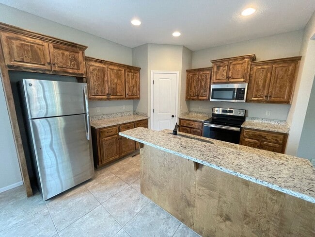 Building Photo - Gorgeous 4 bedroom, 2.5 bath home in Raymore!