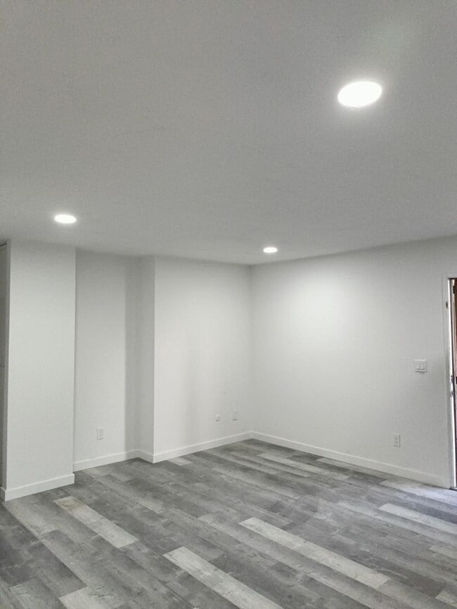 Foto del edificio - Remodeled 2 bedrooms 2 full baths corner unit apartment in Chula Vista