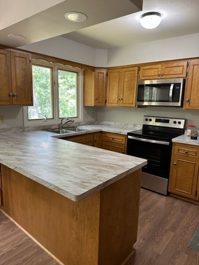 Building Photo - 3 Bedrooms, 2 Bathrooms Single Family Home...