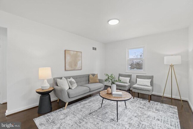 Foto del edificio - 3300 Burgundy Rd