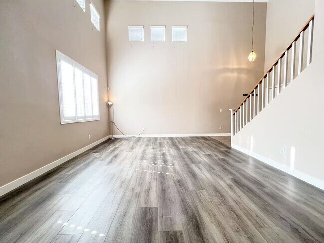Building Photo - Fantastic two-story single-family house