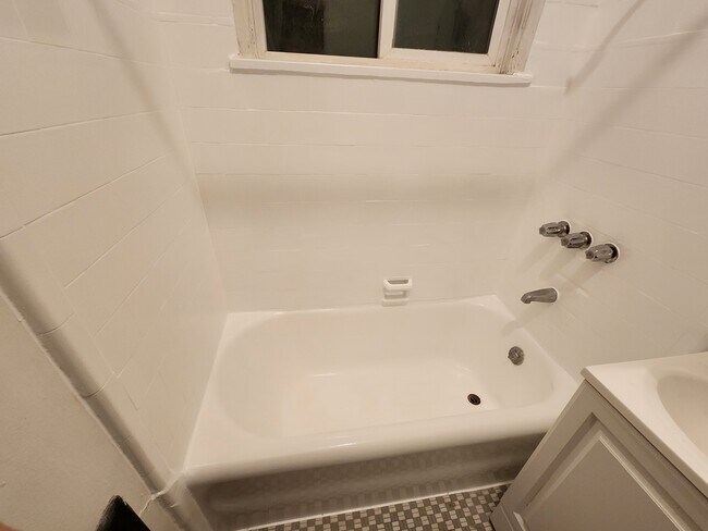 Foto del edificio - 126 N Almont Dr
