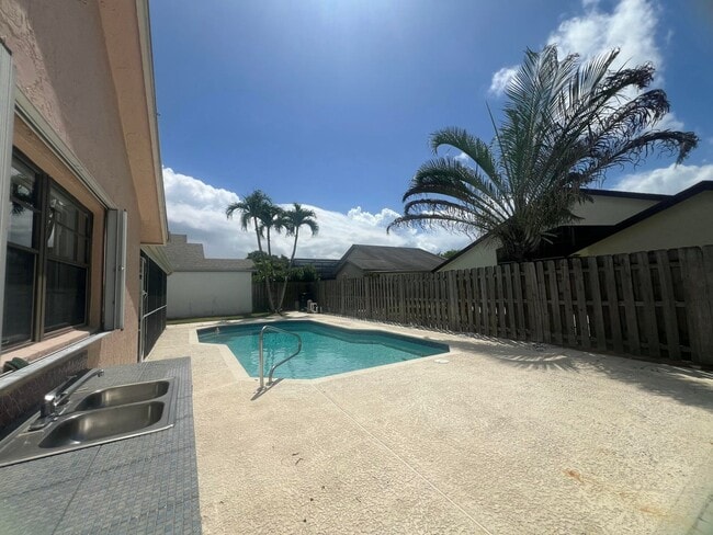 Foto del edificio - Rustlewood Avenue, Boca Raton, FL 33428 - 4 BR 2 BA single-family home