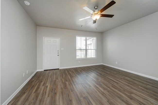 Building Photo - Bright & Cozy Townhome