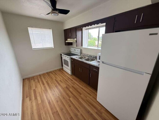 Foto del edificio - 860 E 13th St