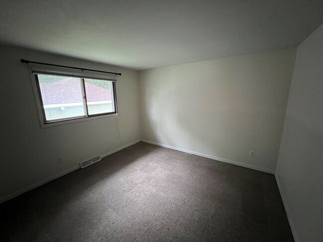 Building Photo - 2 BDRM, 2 BA, Full Basement, 1300 sqft