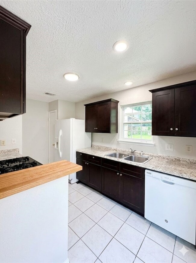 Foto del edificio - 9302 Golden Sunshine Dr