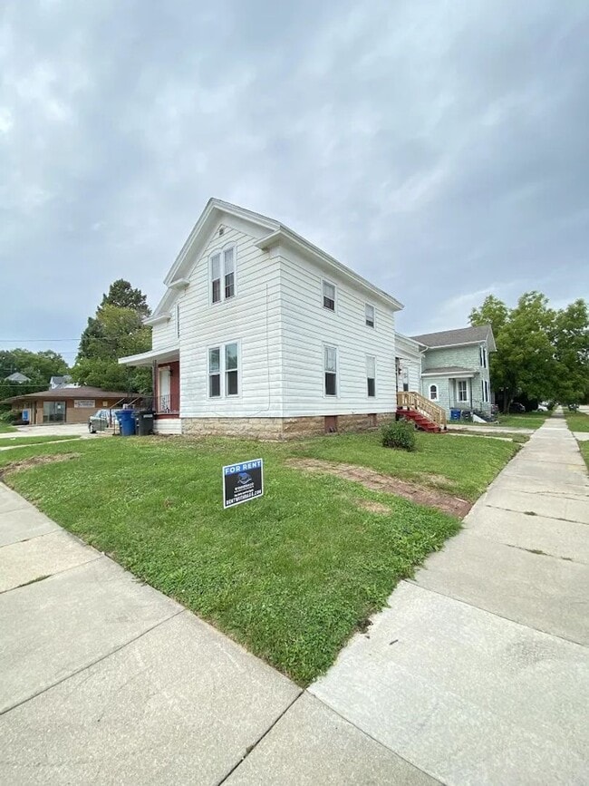 Building Photo - 304 W Irving Ave