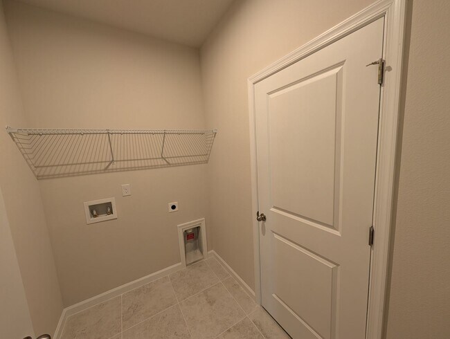 Building Photo - New Build, Large Feel 4 bedrooms 3 bath wi...