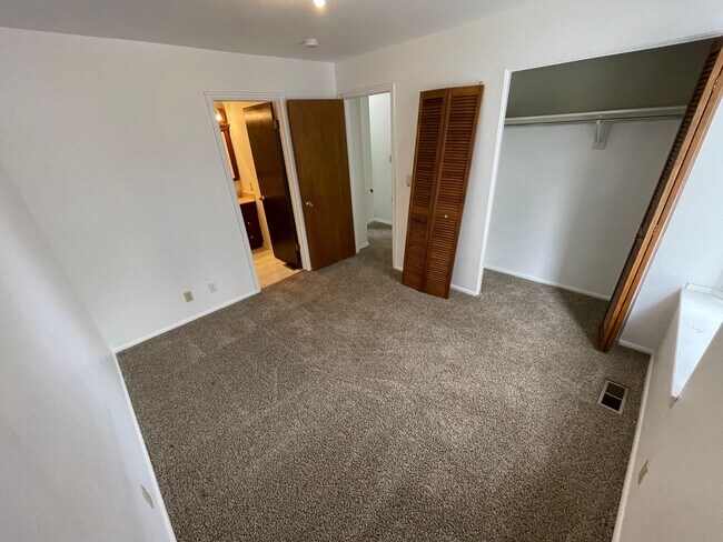 Building Photo - Townhome in Beautiful Gated community with...