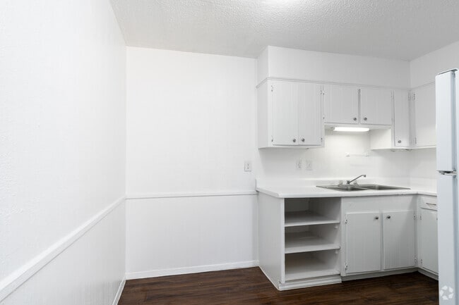 2 habitaciones, 1.5 baños - 1100 pies cuadrados - Comedor - Fairbanks Apartments