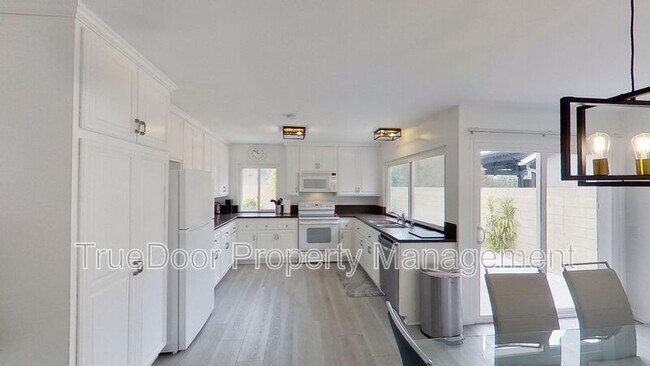 Building Photo - 6661 Wrenfield Dr