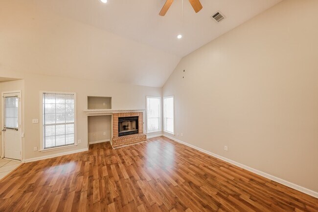 Building Photo - Beautiful 3 Bedroom with Attached Car Garage!