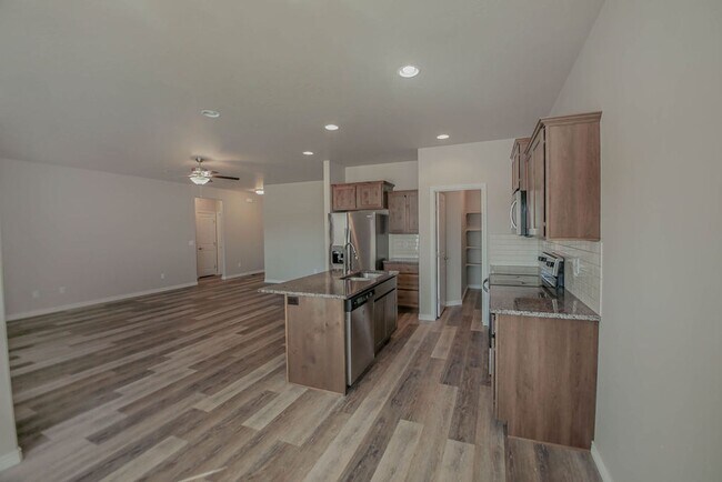 Building Photo - 735 Shadowleaf Ave